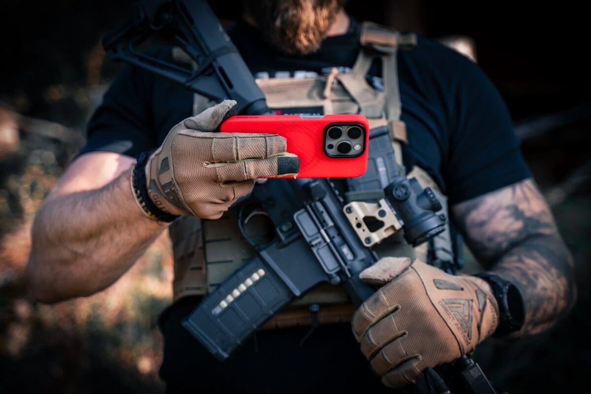 Tactical MagForce Aramid Bloody Mary Limited Edition Apple Kryt iPhone 15 Pro